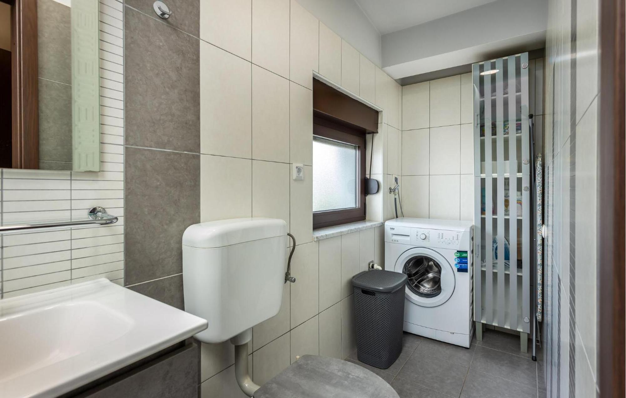 Cozy Apartment In Novi Vinodolski With Kitchen Kültér fotó